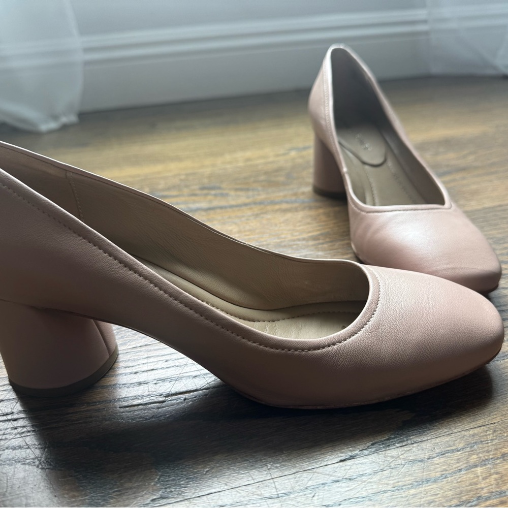 Donald J Pliner. Size 8.5